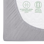 Prześcieradło jersey z gumką 90x200 w kolorze popielatym, leżące na białym tle. Widoczny detal: złożona krawędź z gumką, która jest obszyta po całym obwodzie. Na prześcieradle znajdują się czytelne napisy informujące o właściwościach materiału.