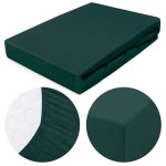 Prześcieradło jersey z gumką 160x200 w kolorze zieleni butelkowej. Produkt leżący, z widoczną gumką, zapewniającą dopasowanie. Zbliżenia na fakturę materiału oraz detale krawędzi. Idealne do sypialni, na jednolitym tle.