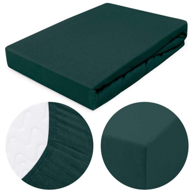 Prześcieradło jersey z gumką 160x200 w kolorze zieleni butelkowej. Produkt leżący, z widoczną gumką, zapewniającą dopasowanie. Zbliżenia na fakturę materiału oraz detale krawędzi. Idealne do sypialni, na jednolitym tle.