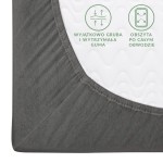 Prześcieradło jersey z gumką w kolorze szarym, rozmiar 200x220 cm. Widoczny detal z grubej, elastycznej gumy obszytej po całym obwodzie. Materiał gładki, matowy, idealny do użytku na dużych łóżkach.