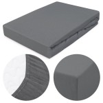 Prześcieradło jersey z gumką w kolorze szarym, w wymiarze 200x220 cm. Produkt leżący, z widoczną gumką na brzegach. Zbliżenie na fakturę materiału oraz detal wykończenia. Idealne do użycia na materacu.