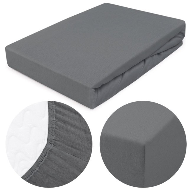 Prześcieradło jersey z gumką 140x200 w kolorze szarym, leżące na płasko. Kąt ujęcia frontalny, detale widoczne w zbliżeniu, takie jak elastyczna gumka oraz faktura materiału. Prostokątny kształt, bez wzorów, na jednolitym tle.