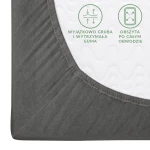 Prześcieradło jersey z gumką w kolorze szarym, rozmiar 120x200 cm. Widoczna gruba gumka obszyta po całym obwodzie, podkreślająca elastyczność. Materiał o gładkiej teksturze, idealny do użytku codziennego.