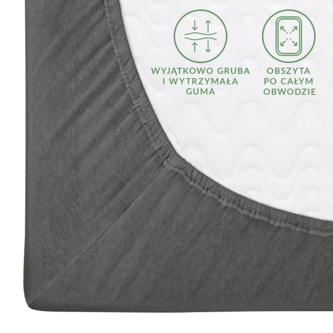 Prześcieradło jersey z gumką w kolorze szarym, rozmiar 120x200 cm. Widoczna gruba gumka obszyta po całym obwodzie, podkreślająca elastyczność. Materiał o gładkiej teksturze, idealny do użytku codziennego.