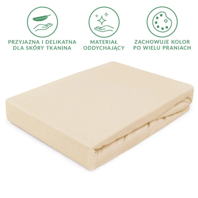 Prześcieradło jersey z gumką 120x200 w kolorze jasnym beżu, leżące na równym tle. Produkt ma gładką, elastyczną fakturę, idealnie dopasowującą się do materaca. Widoczne są zaokrąglone narożniki, co ułatwia zakładanie.