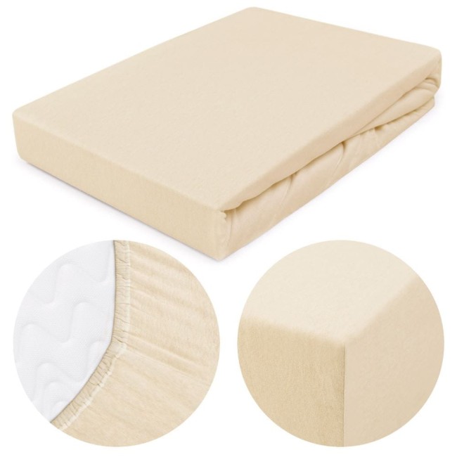 Prześcieradło jersey z gumką 160x200 w jasnym beżu. Widoczne zagięcia materiału i elastyczna gumka na brzegach. Zbliżenie na fakturę materiału oraz narożnik, podkreślające jego jakość i dopasowanie do materaca.