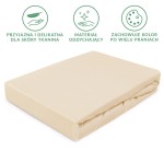 Prześcieradło jersey z gumką w kolorze jasnego beżu, rozmiar 200x220 cm. Materiał oddychający, przyjazny dla skóry. Złożone, leżące na białym tle, z zauważalną fakturą tkaniny.