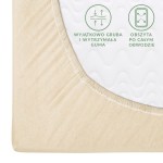 Prześcieradło jersey z gumką w kolorze jasnego beżu, o wymiarach 200x220 cm. Widoczna gruba guma obszyta po całym obwodzie, zapewniająca stabilne mocowanie. Tekstura materiału gładka, z delikatnym połyskiem.