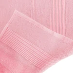 Ręcznik bambusowy 70x140 w kolorze różowym. Widoczna tekstura z wytłoczeniem i gładkim obszyciem. Produkt leży na płasko, ukazując detale materiału i wykończenia.