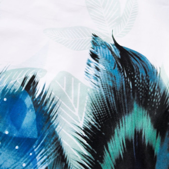 Pościel satyna bawełniana 160x200 z jasnym tłem, zdobiona turkusowymi piórami i zielonymi liśćmi. Układa się w złożony sposób, z widocznymi detalami wzoru w odcieniach błękitu i czerni. Produkt jest rozłożony w całości, podkreślając wzory na materiale.