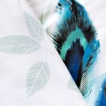 Pościel satynowa 160x200 cm w białym kolorze z turkusowym wzorem piór. Materiał gładki, z delikatnym nadrukiem liści. Ułożona w zbliżeniu, pokazująca detale wzoru i fakturę.