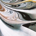 Pościel satyna bawełniana 220x200 w odcieniach szarości i beżu z abstrakcyjnym wzorem. Zbliżenie ukazuje faliste linie i subtelne przejścia kolorów na tle. Produkty rozłożone, prezentujące ich teksturę i detale.