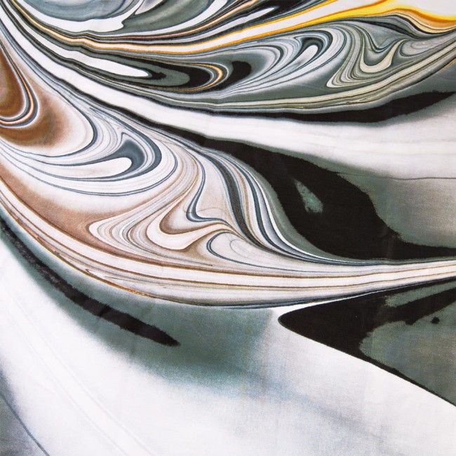 Pościel satyna bawełniana 220x200 w odcieniach szarości i beżu z abstrakcyjnym wzorem. Zbliżenie ukazuje faliste linie i subtelne przejścia kolorów na tle. Produkty rozłożone, prezentujące ich teksturę i detale.