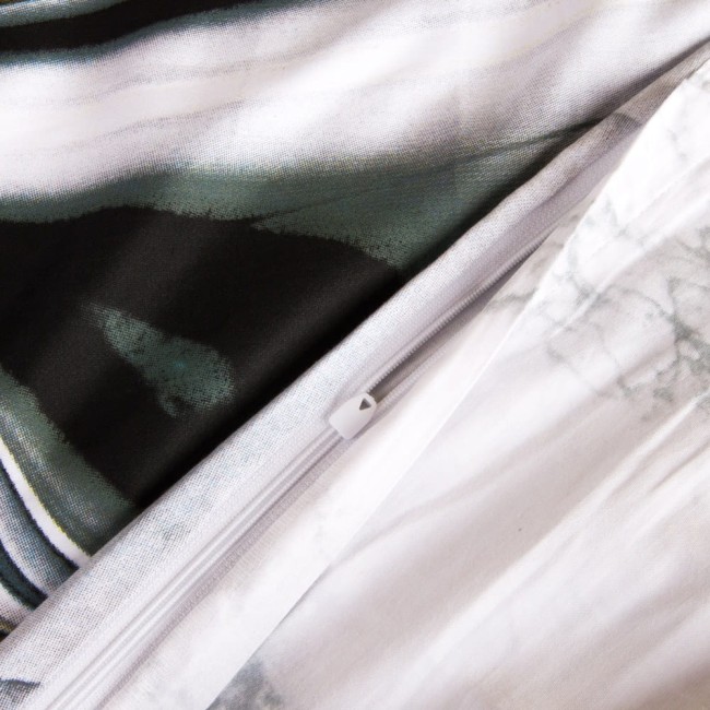 Pościel satyna bawełniana 220x200 w szaro-beżową abstrakcję. Zamek błyskawiczny widoczny na krawędzi poszewki. Materiał gładki, z delikatnym wzorem, stonowane kolory. Produkt leży płasko, ukazując detale tkaniny i wykończenia.