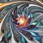 Pościel satyna bawełniana 220x200 w odcieniach szaro-beżowych z abstrakcyjnym wzorem. Materiał gładki, lekko błyszczący, z dynamicznymi spiralnymi motywami w kolorach czarnym, niebieskim, purpurowym, pomarańczowym i żółtym.