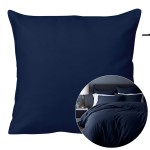 Poszewka satynowa 40x40 w kolorze ciemnego granatu, leżąca na jednolitym tle. Gładka, błyszcząca faktura materiału. Widoczne zaokrąglone rogi oraz elegancki wygląd. Obok zbliżenie na aranżację łóżka z poszewkami w tym samym kolorze.