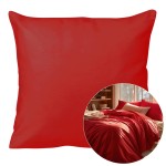 Poszewka satynowa 40x40 w intensywnym czerwonym kolorze, leżąca na gładkim tle. Zbliżenie na fakturę materiału, z subtelnym połyskiem. Widoczny detal aranżacji z pościelą w podobnych odcieniach, tworzącą harmonijną kompozycję w domu.