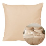 Poszewka satynowa 40x40 w jasnym beżu, leżąca płasko, gładka powierzchnia, bez wzorów. Widoczny również zestaw poszewek w podobnym kolorze, w aranżacji na łóżku, z jednolitym tłem.