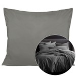 Poszewka satynowa 50x60 cm w kolorze szarym, leżąca na jednolitym tle. Zbliżenie na teksturę materiału, gładka powierzchnia. W tle widoczne inne poszewki i narzuta w stonowanej kolorystyce, co tworzy aranżację sypialni.