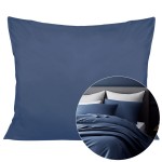 Poszewka satynowa 50x60 cm w kolorze chaber, leżąca na płaskiej powierzchni. Materiał gładki, z połyskiem. Na zdjęciu widoczna jest także aranżacja z poduszkami i pościelą w odcieniach niebieskiego i białego, co podkreśla elegancki styl.