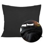 Poszewka satynowa w kolorze czarnym 50x60 cm, leżąca na płasko. Gładka faktura materiału, brak widocznych napisów lub logo. Zdjęcie pokazuje poszewkę w aranżacji z innymi tekstyliami na łóżku, na ciemnym tle.