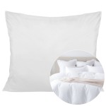 Poszewka satynowa 50x60 w kolorze białym, leżąca na płasko. Gładka, bez wzorów, wykonana z materiału o lśniącej fakturze. W tle widoczna aranżacja z pościelą w podobnych odcieniach.