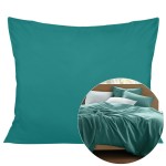 Poszewka satynowa 50x70 w kolorze ciemnego turkusu, o gładkiej fakturze, leżąca na białym tle. W tle widoczna aranżacja z poduszkami i pościelą w odcieniach turkusu, co podkreśla elegancki wygląd produktu.
