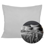 Poszewka satynowa 50x70 w kolorze popielatym, gładka, bez wzorów. Ujęcie frontalne, ukazuje całą powierzchnię. W tle widoczny aranżowany zestaw pościeli w podobnej kolorystyce. Idealna do eleganckich wnętrz.