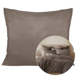 Poszewka satynowa 50x80 w kolorze sepia, w jednolitym odcieniu brązu, o gładkiej fakturze. Ułożona płasko, bez widocznych napisów lub wzorów. W tle miniatura aranżacji sypialni z poszewkami w tym samym kolorze.