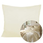 Poszewka satynowa 70x80 w kolorze kremowym, leżąca na białym tle. Gładka, błyszcząca faktura materiału. Zbliżenie na poszewkę w aranżacji sypialnianej z innymi poduszkami oraz pościelą w odcieniach kremowych i beżowych, tworzącą harmonijną kompozycję.