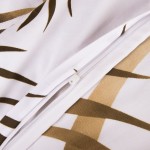 Pościel satynowa w rozmiarze 220x200 cm, z białym tłem i beżowymi liśćmi. Widoczny zamek błyskawiczny. Materiał bawełniany, gładki w dotyku. Idealna dla osób ceniących elegancki i naturalny wygląd sypialni.