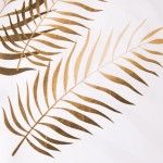 Pościel satynowa w rozmiarze 220x200 cm, z białym tłem i dekoracyjnym wzorem beżowych liści. Wzór ukazany w zbliżeniu, podkreślający detale faktury liści. Idealna do eleganckiej aranżacji sypialni.