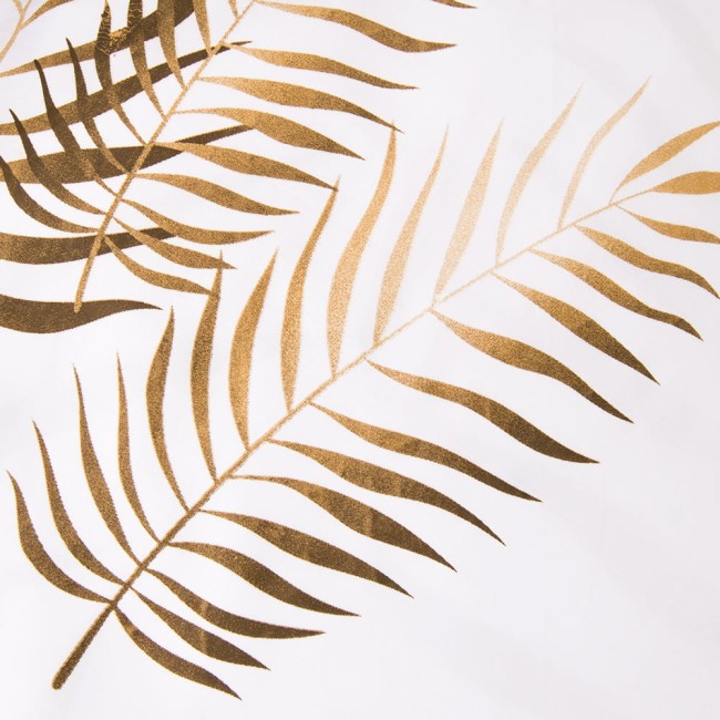 Pościel satynowa w rozmiarze 220x200 cm, z białym tłem i dekoracyjnym wzorem beżowych liści. Wzór ukazany w zbliżeniu, podkreślający detale faktury liści. Idealna do eleganckiej aranżacji sypialni.