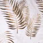 Pościel satynowa 220x200 cm z białym tłem i beżowymi liśćmi. Wzór przedstawia delikatne, stylizowane liście w różnych układach, wykonane z materiału o gładkiej fakturze. Idealna do sypialni, nadająca elegancki wygląd.