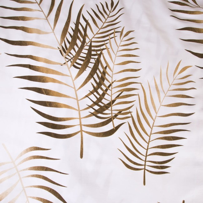 Pościel satynowa 220x200 cm z białym tłem i beżowymi liśćmi. Wzór przedstawia delikatne, stylizowane liście w różnych układach, wykonane z materiału o gładkiej fakturze. Idealna do sypialni, nadająca elegancki wygląd.