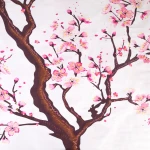 Pościel satyna bawełniana 180x200 w kolorze białym z nadrukiem gałęzi drzewa wiśniowego. Wzór z różowymi kwiatami i brązowym pniem, widoczny w zbliżeniu, na gładkim tle.