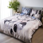 Pościel satyna bawełniana 220x200 w fioletowo-różowych odcieniach, z wzorem łapacza snów, leżąca na łóżku. Zestaw składa się z poszwy na kołdrę i dwóch poduszek.