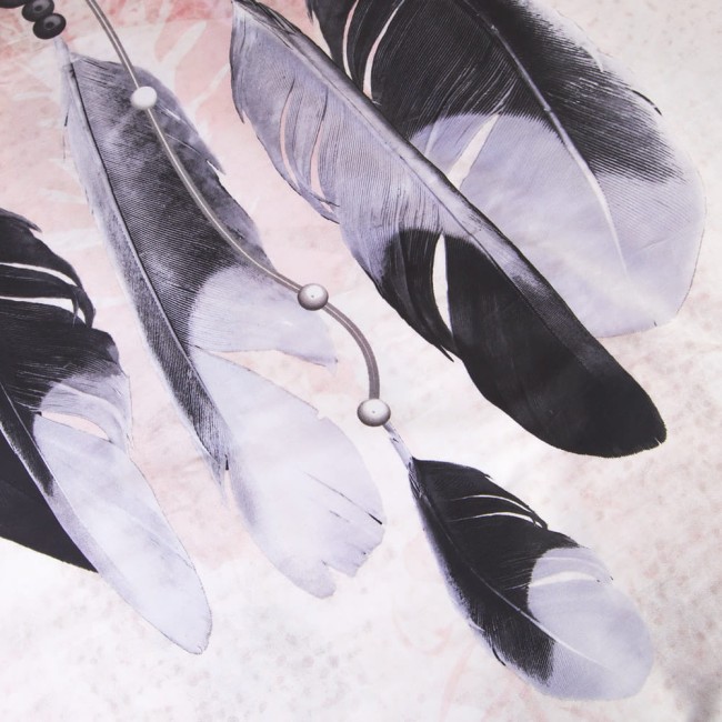 Pościel w satynowej bawełnie o wymiarach 140x200 cm, w fioletowo-różowym kolorze. Wzór przedstawia łapacz snów z czarnymi i szarymi piórami na jasnym tle, z subtelnymi detalami w postaci szarych i białych koralików.