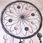 Pościel satynowa 140x200 w fioletowo-różowe wzory, z motywem łapacza snów. Wzór zawiera okrąg z czarnymi i białymi detalami na jasnym tle. Materiał gładki, z połyskiem, idealny do sypialni.