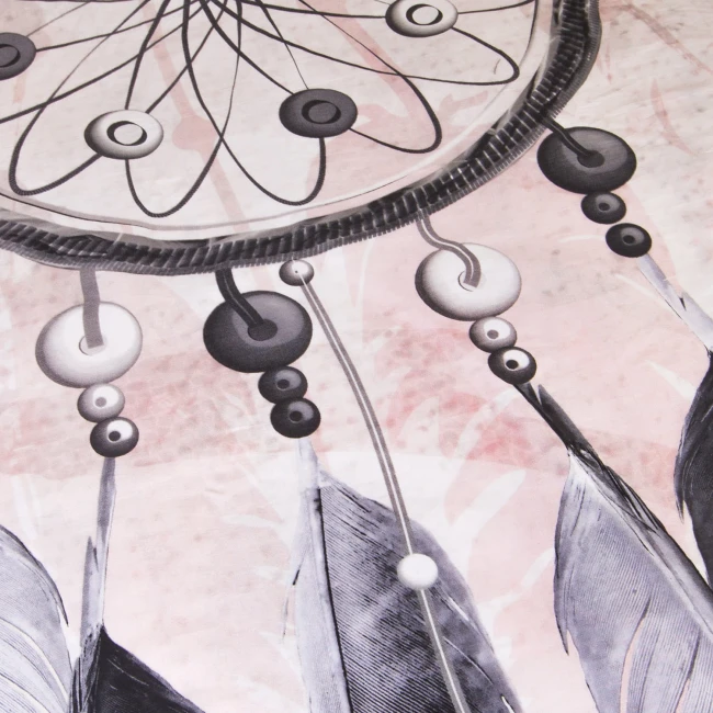 Pościel satyna bawełniana 140x200 w odcieniach fioletu i różu z motywem łapacza snów, ukazującym detale czarnych i białych koralików oraz piór. Zbliżenie na wzór, tło delikatnie różowe, gładkie. Produkt leży na płaskiej powierzchni.