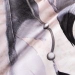 Pościel satynowa bawełniana 220x200 cm w kolorze fioletowo-różowym z motywem łapacza snów. Wzór z delikatnymi piórami i okrągłymi detalami, materiał o gładkiej teksturze. Idealna do sypialni, zapewniająca komfortowy sen.