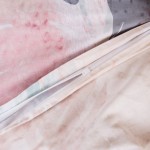 Pościel satynowa 220x200 cm w fioletowo-różowe wzory z motywem łapacza snów. Widoczny zamek błyskawiczny na poszewce. Materiał miękki, z subtelną fakturą, idealny do sypialni.