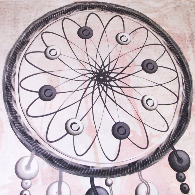 Pościel satyna bawełniana 220x200 w fioletowo-różowym kolorze z nadrukiem łapacza snów. Zbliżenie na detal łapacza z okręgami i czarnymi liniami. Tło z jasnymi, pastelowymi akcentami, tworzącymi delikatny efekt wizualny.