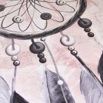 Pościel z satyny bawełnianej w rozmiarze 220x200 cm, z fioletowo-różowym panelem. Wzór przedstawia łapacz snów z czarnymi i białymi detalami oraz piórami. Tło w pastelowych odcieniach, z delikatnymi wzorami.