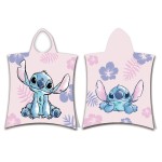 Ręcznik ponczo z kapturem 50x115 cm w jasnym różu, ozdobiony grafiką postaci Stitche’a z Lilo. Ponczo ma zaokrąglony kształt, z wycięciem na głowę, oraz kolorowe wzory w kwiaty na całej powierzchni.