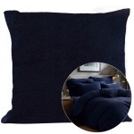Poszewka frotte 40x40 cm w kolorze ciemnego granatu, o teksturowanej powierzchni, leżąca na jasnym tle. W tle widoczna aranżacja z innymi tekstyliami w podobnych odcieniach, tworząca spójną kompozycję.