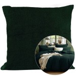 Poszewka frotte 40x40 w kolorze zieleni butelkowej, wykonana z teksturowanego materiału. Produkt leży na neutralnym tle, eksponując swoją fakturę. W tle widoczna aranżacja sypialni z pościelą w odcieniach zieleni i dekoracyjnym pledem.