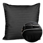 Poszewka satyna bawełniana 40x40 w kolorze czarnym, z subtelnym pionowym wzorem. Produkt ułożony poziomo, na jednolitym tle. Widoczne eleganckie wykończenie oraz gładka tekstura materiału. Idealna do nowoczesnych wnętrz.