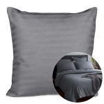 Poszewka kwadratowa 40x40 cm w kolorze antracytowym, wykonana z satyny bawełnianej. Na powierzchni widoczne delikatne, poziome paski. Produkt leżący na białym tle, zbliżenie na materiał, eksponujące teksturę i połysk tkaniny.