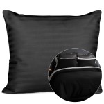 Poszewka bawełniana 50x60 cm w kolorze czarnym, o gładkiej strukturze z subtelnym paskowym wzorem. Produkt leży na białym tle, ukazując detale tkaniny.